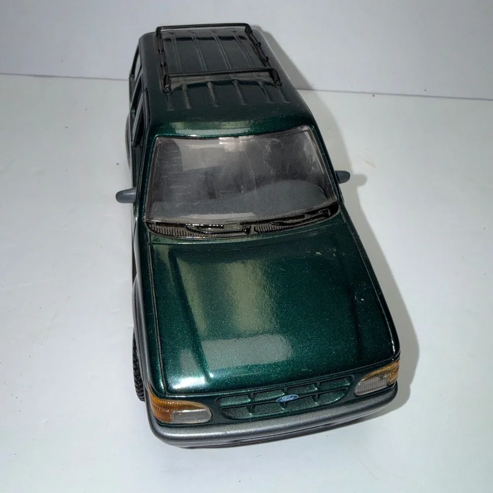Redbox Ford Explorer Sport 90's  Diecast Model Car 1:24 Scale SUV Opening Doors